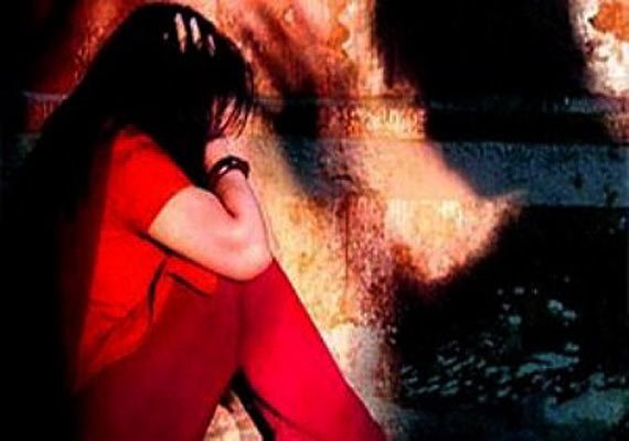 Rape Case in Uttar Pradesh: उत्तर प्रदेश के एक युवक ने प्रवासी युवती से किया रेप ,आरोपी गिरफ्त से बाहर