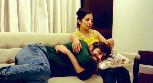 Kartik Aryan Post Video For His Mother: वीडियो में बताया कैसे उनकी माँ ने कैंसर से लड़ी जंग