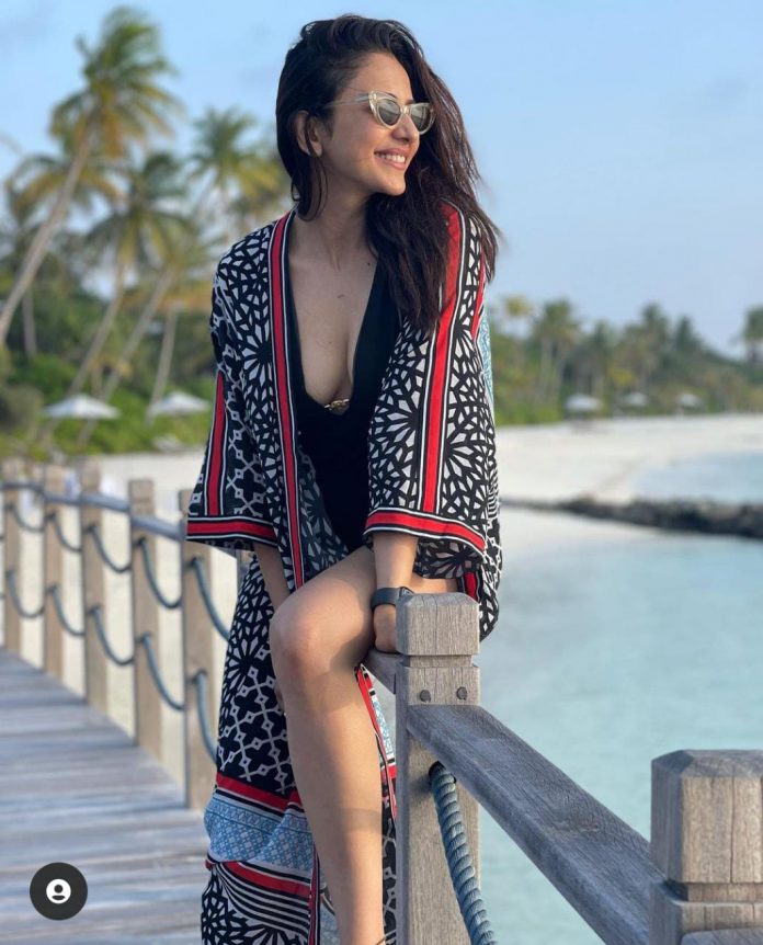 Rakul Preet Singh New Bikini Picture: मालदीव गयी अभिनेत्री ने शेयर की तस्वीरें