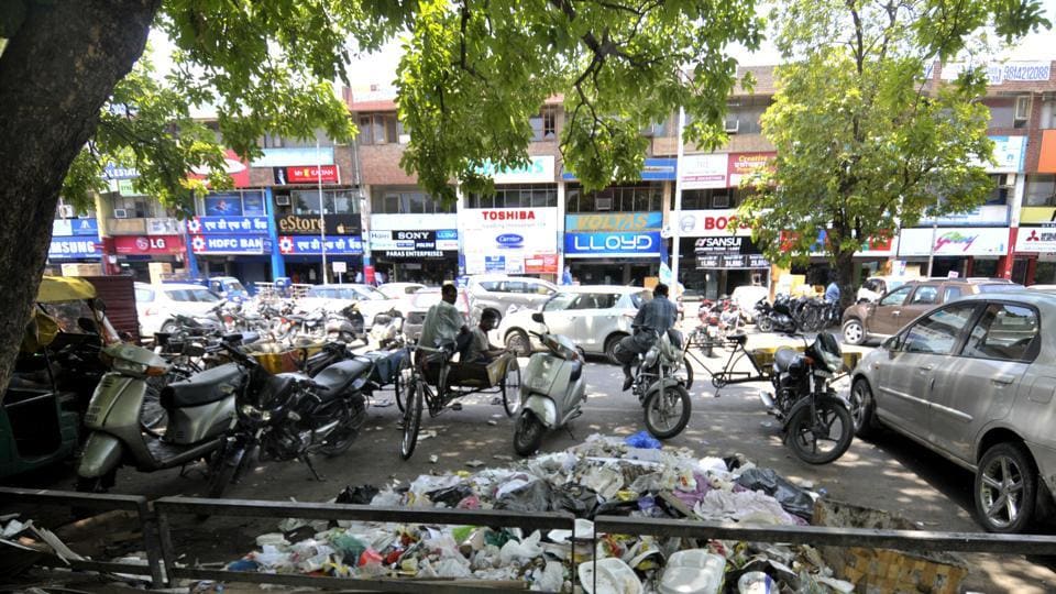 Chandigarh News: अतिक्रमण लगी 11 रेहडिया को किया गया जब्त