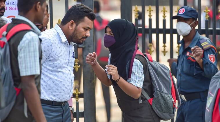 Karnataka Hijab Controversy Updates कर्नाटक हिजाब विवाद में फैसला सुनाने वाले जज को धमकी, दो गिरफ्तार