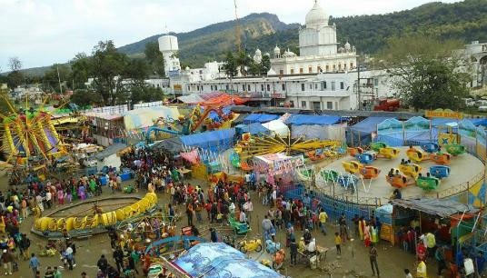 Paonta Sahib Holi Fair: मेले में पहुंचे हज़ारो की संख्या में लोग , पडोसी राज्यों से भी पहुंचे लोग