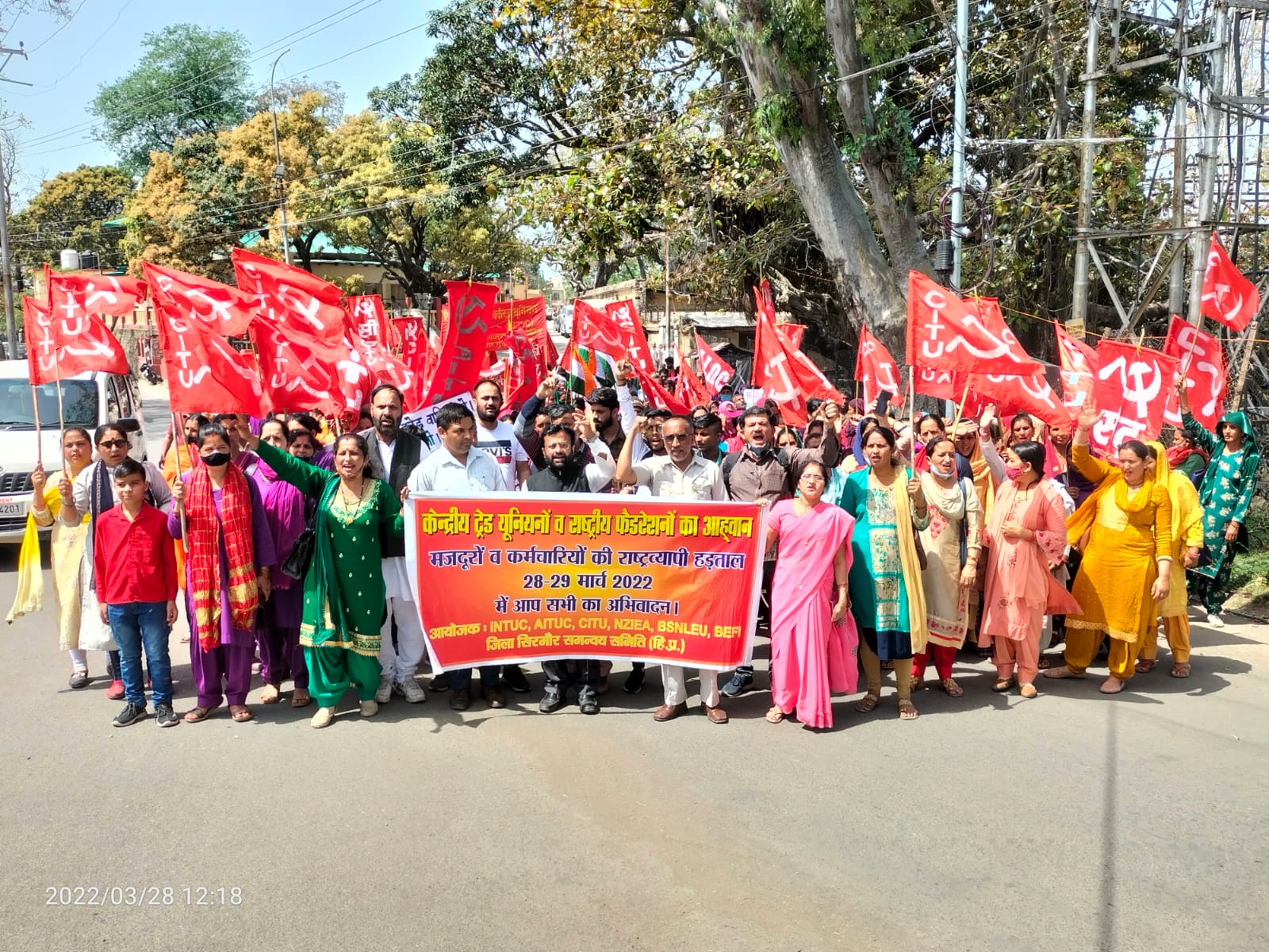 Labours Protest for Labour Law in Nahan : चार लेबर कोड को निरस्त कर श्रम कानून को वापस लाने के लिए सड़कों में उतरे मजदूर