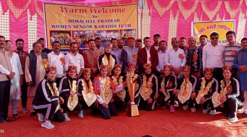 Himachal Women Kabaddi Team Homecoming: गिरिपार के लोगों ने सर आँखों पर बिठाई बेटियां, सिरमौर कबड्डी एसोसिएशन ने पुरस्कृत की महिला खिलाड़ी