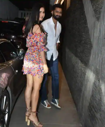 Katrina Kaif And Vicky Kaushal Spotted in Party हाथों में हाथ थामे पार्टी में पहुंचे कैट-विक्की