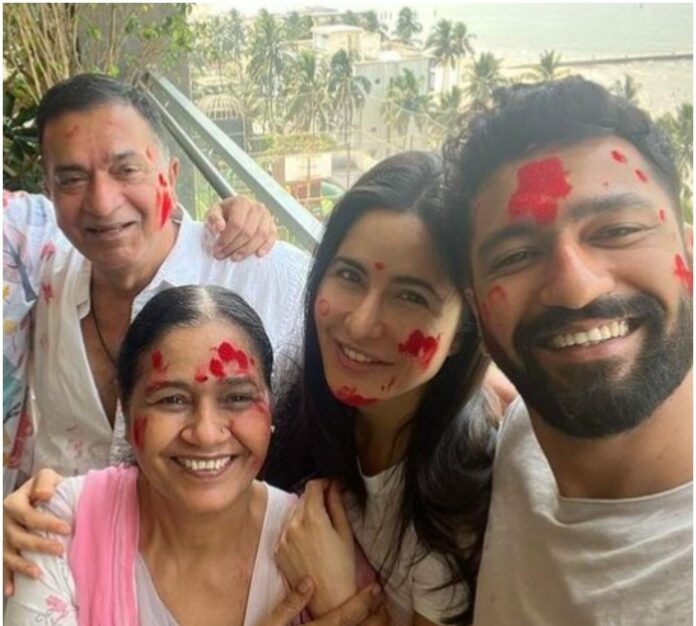 Katrina Kaif and Vicky Kaushal Play Their First Holi : विक्की कौशल-कैटरीना कैफ ने परिवार के साथ मनाई पहली होली