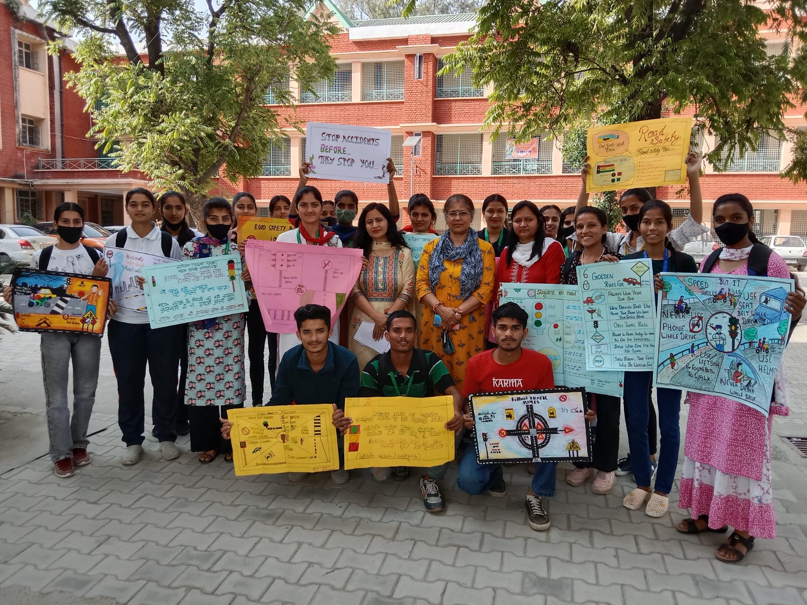 Slogan Writing Competition in Paonta College: सड़क सुरक्षा पर पांवटा कालेज में पेंटिंग स्लोगन राइटिंग प्रतियोगिता आयोजित