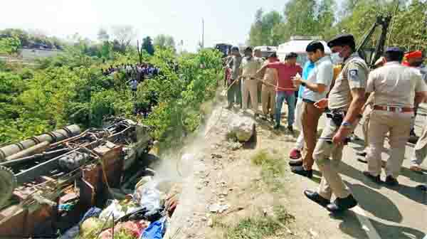 2 Devotees Died After The Truck Overturned ऊना में ट्रक पलटने से 2 श्रद्धालुओं की मौत