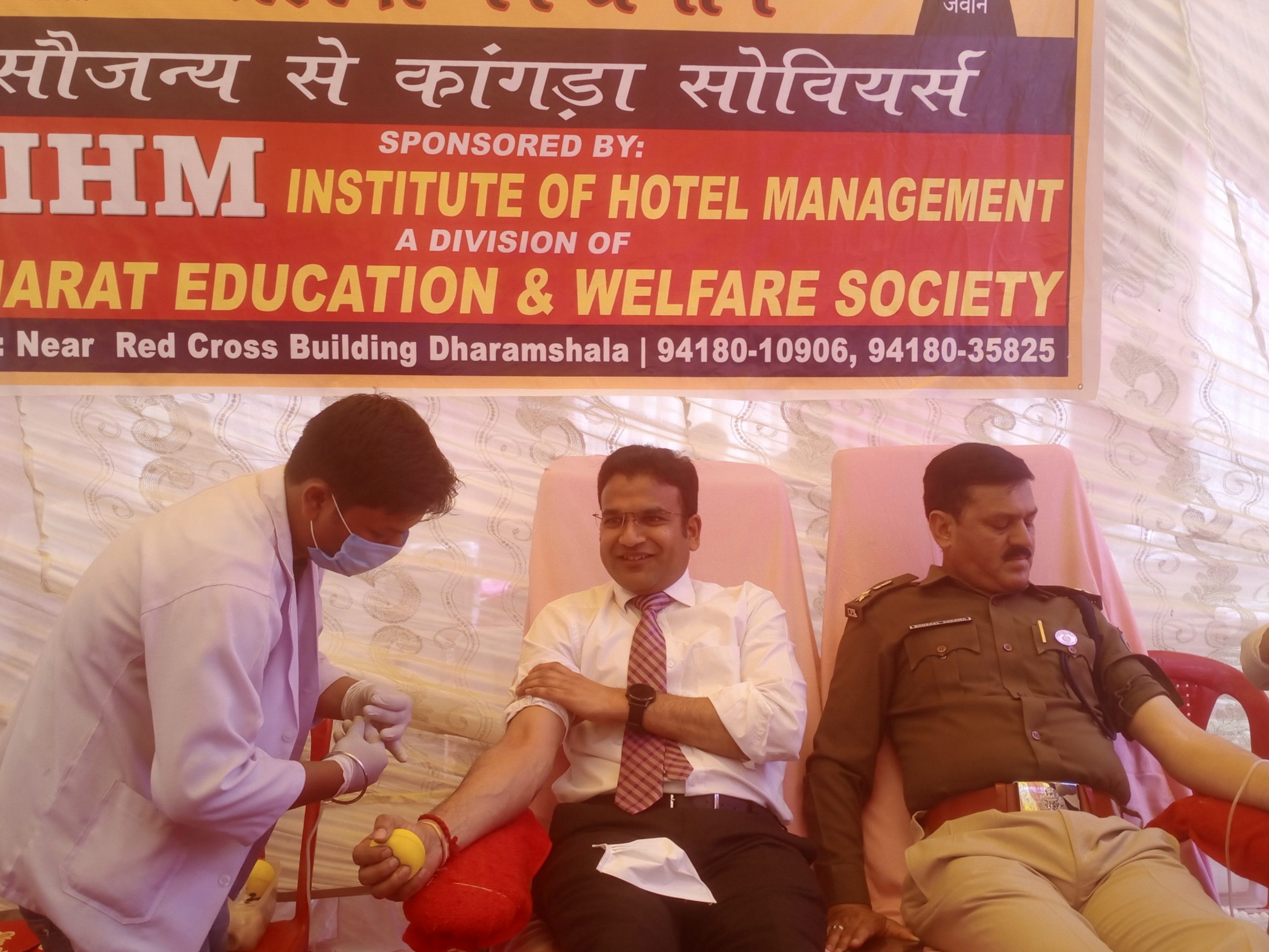 Nipun Jindal Donate Blood on Blood Donation Camp: खुद ब्लड देकर शिविर की शुरुआत की पुलिस अधिक्षक ने भी किया इस मौके पर रक्तदान