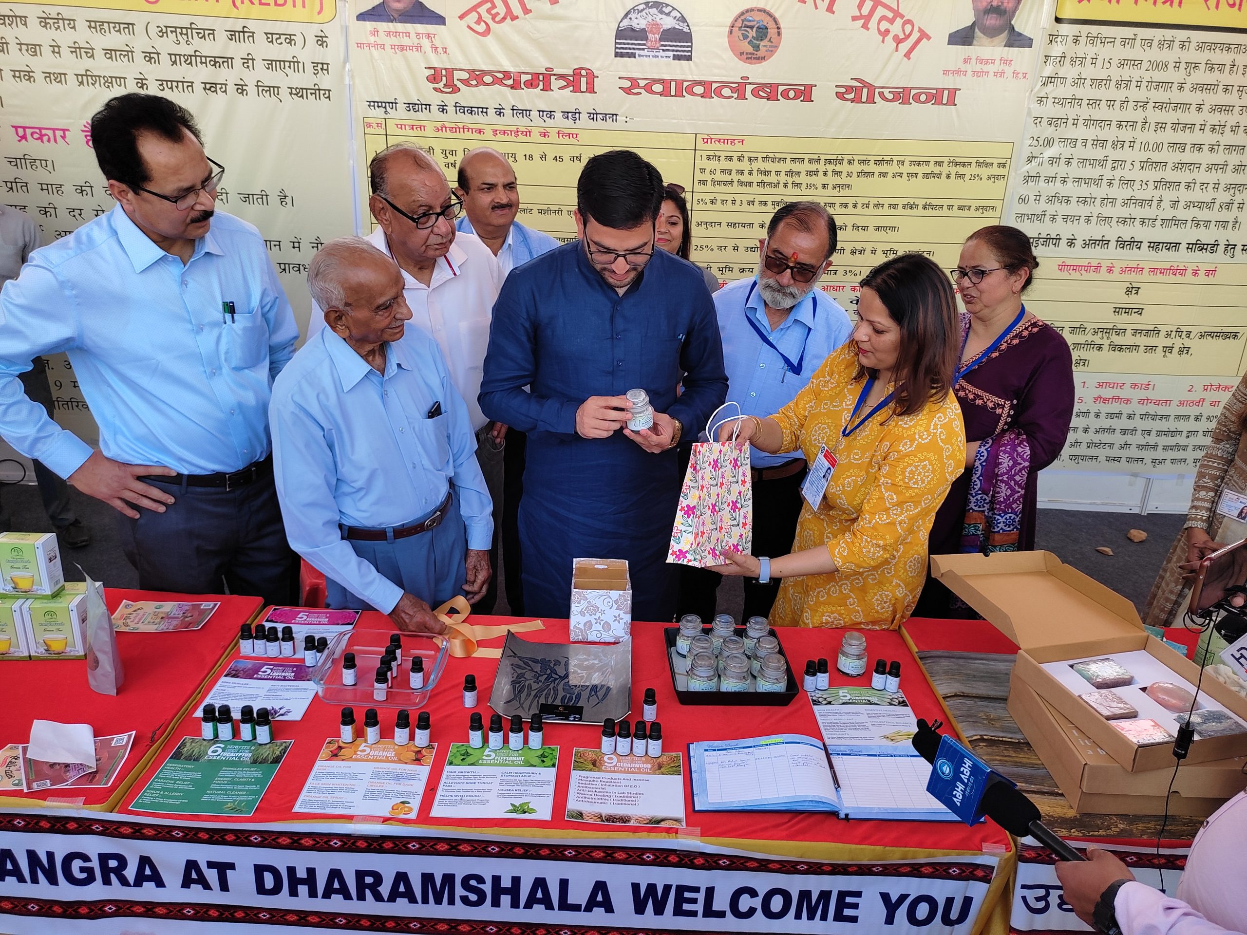 Saras Mela In Dharamshala: विशाल नैहरिया ने सरस मेले में उद्योग विभाग की प्रदर्शनी में बतौर मुख्यातिथि शिरकत की