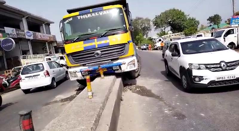 Gaggle Bazar Truck Accident: दो से काम महीनो में साथ से ज्यादा गाड़िया टकरा चुकी है इस डिवाइडर से