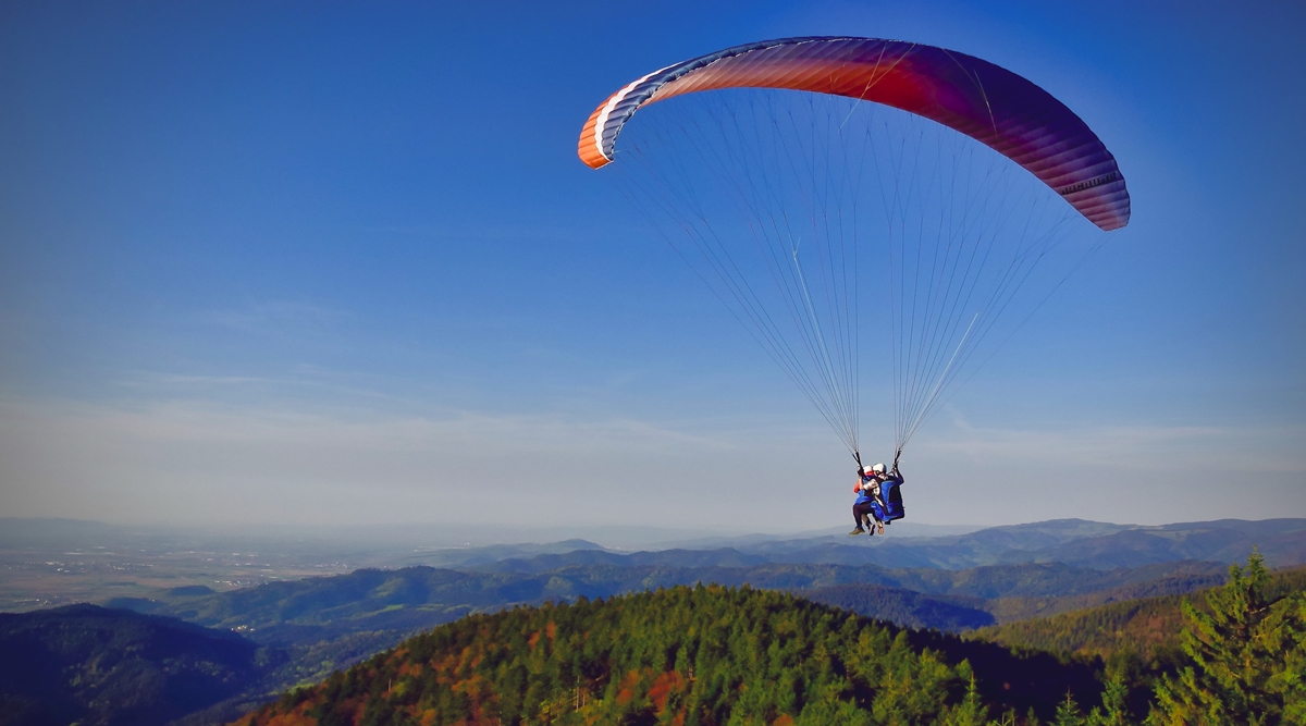 Paragliding Banned In Kangra: पर्यटक की मौत के बाद लिया इतना बड़ा फैसला