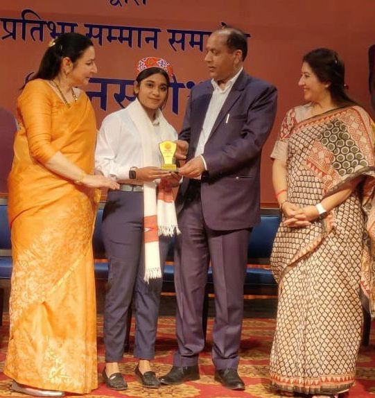 Chief Minister Prize Distribution: कुलपति एच के चैधरी ने उन्नति व अंकिता को किया सम्मानित