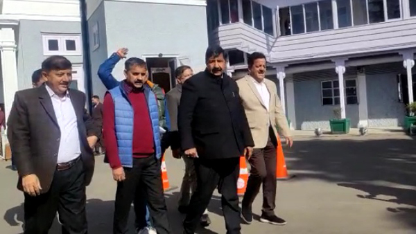 Uproar in Himachal Assembly हिमाचल विधानसभा में तू तू-मैं मैं के बाद विपक्ष का वाकआउट