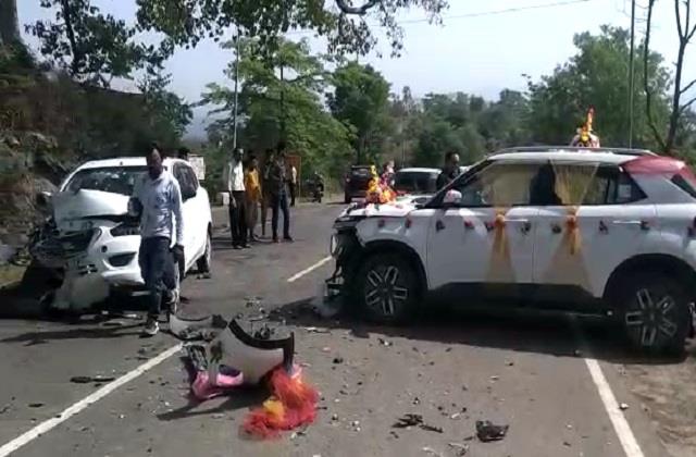 कार एक्सीडेंट में दूल्हा-दुल्हन को लगी गंभीर चोटें Wedding Car Crash