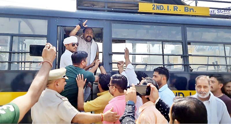 मुख्यमंत्री को काले झंडे दिखाने जा रहे युवा कांग्रेस कार्यकर्तायों को पुलिस ने लिया हिरासत में Manmohan Katoch Arrested