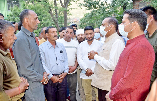 HP CM Met The Injured of Pandoh Bus Accident पंडोह बस हादसे के घायलों से मिले मुख्यमंत्री