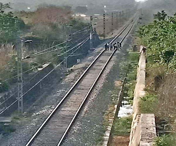 Girl Dies After being Hit by Train ट्रेन से कट कर युवती की मौत