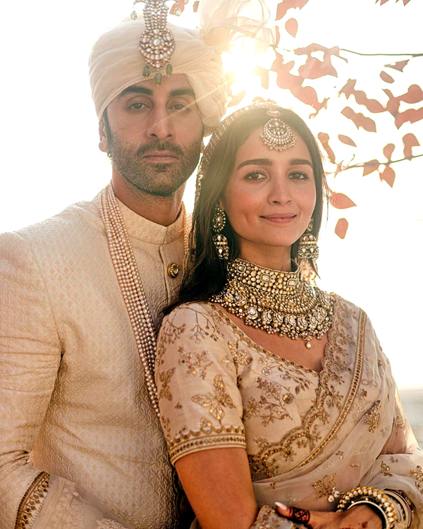 परिणय सूत्र में बंधे रणबीर-आलिया First Visuals From Ranbir-Alia Wedding