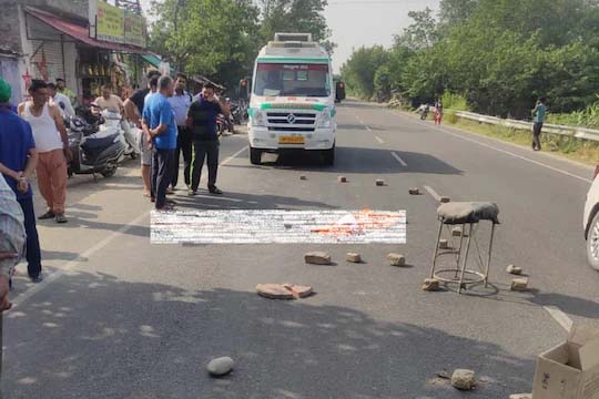 भाई-बहनों के साथ जाते बच्चे की कार की चपेट में आने से मौत, ड्राइवर फरार Road Accident Gaon Bhaira