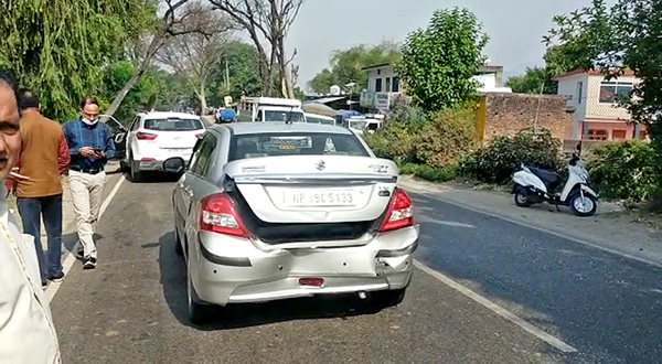 पठानकोट-मंडी नेशनल हाईवे पर 3 कारों में टक्कर Cars Collide on Pathankot-Mandi National Highway