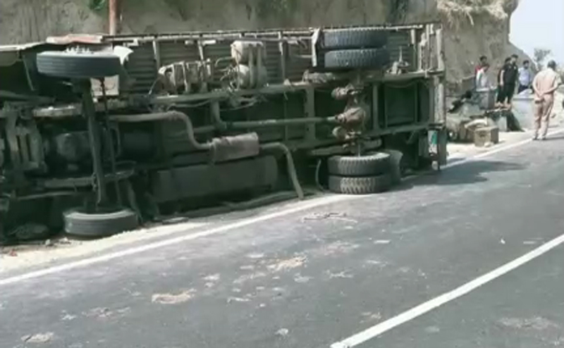 ट्रक पलटने से 12 मजदूर हुए जख्मी , दो को किया पीजीआई रफेर Truck Overturned In Una