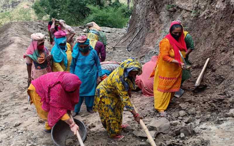 एक वर्ष में मनरेगा पर खर्च हुए 58.17 करोड़ ,धनराशि में निरंतर बढ़ोतरी Amount To Be Spent Under MNREGA