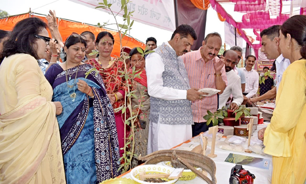 महिलाओं को आर्थिक रूप से सुदृढ़ करने को सरकार वचनबद्ध: राकेश पठानिया