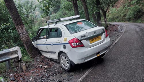 बाइक सवार को बचाने के चक्कर में पेड़ से टकराने से टैक्सी का नुक्सान