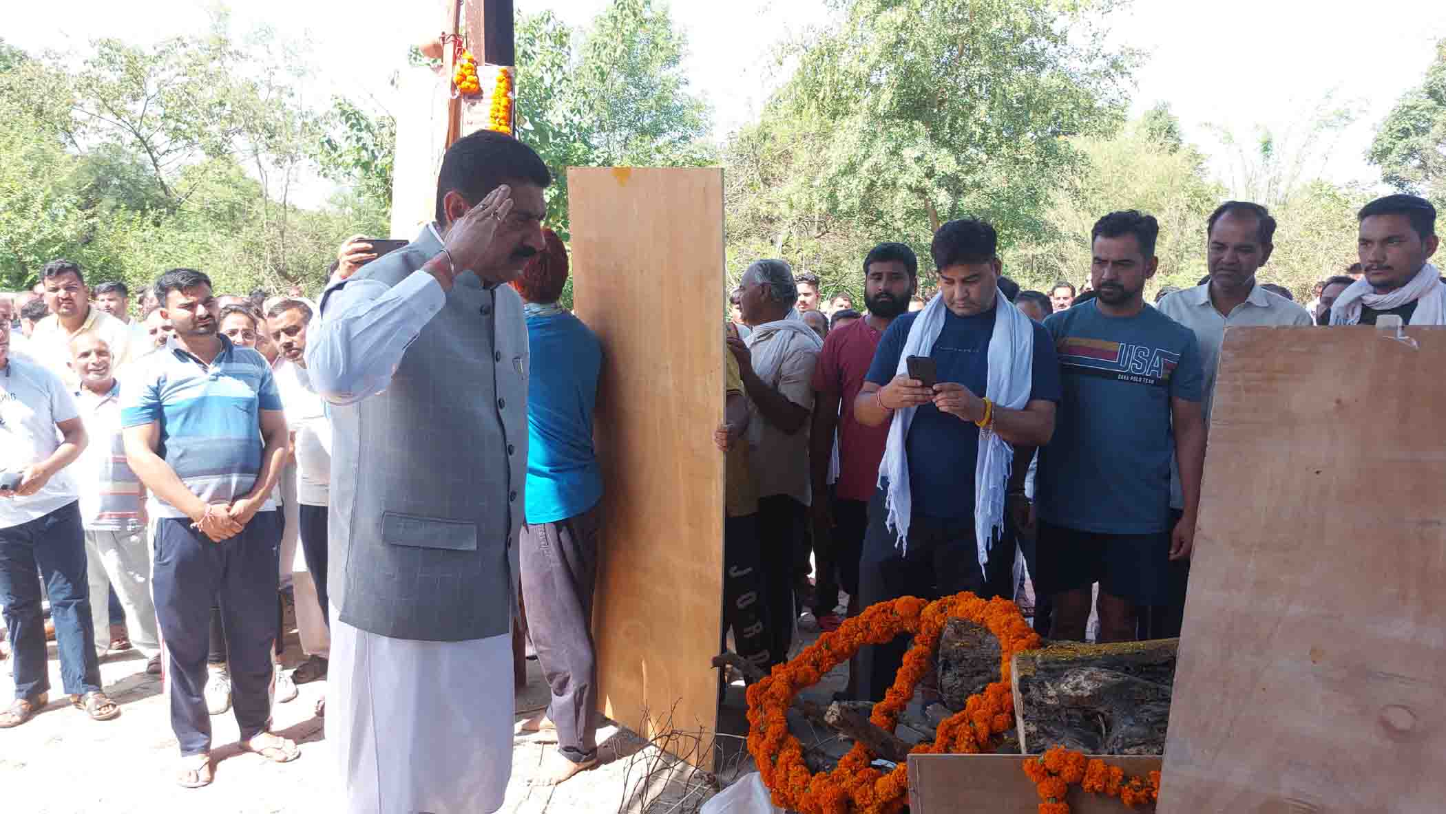 वन रक्षक राजेश कुमार को दिलाएंगे शहीद का दर्जा, वन में लगी आग बुजाते वख्त हुए शाहिद