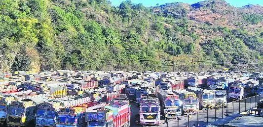 Himachal pradesh: सीमेंट ढुलाई विवाद के बीच ट्रक ऑपरेटरों ने रखा किराये बढ़ाने का प्रस्ताव