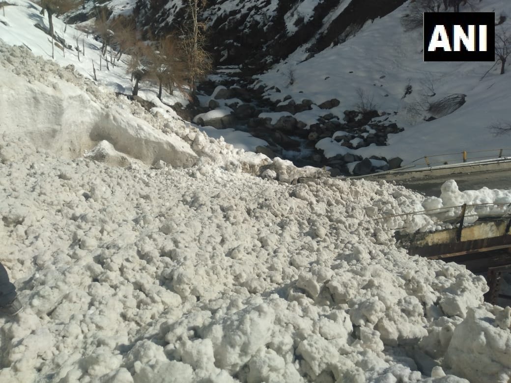 Himachal Weather: हिमाचल में ठंड का कहर, बर्फबारी के बाद कई सड़कें बंद