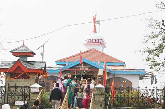 Chaitra Navratri: नवरात्रि के पर्व पर शिमला (Shimla) के मंदिरों में श्रद्धालुओं की भीड़