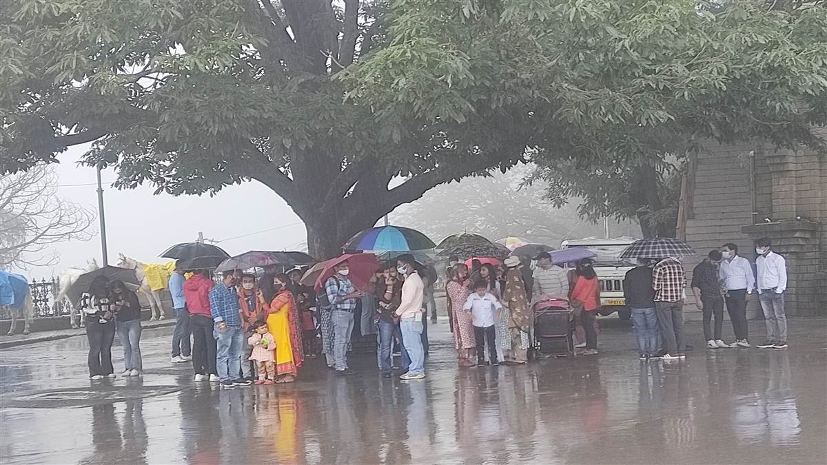 Himachal Weather: हिमाचल के कई क्षेत्रों में तेज बारिश, बर्फबारि और ओलावृष्टि की संभावना