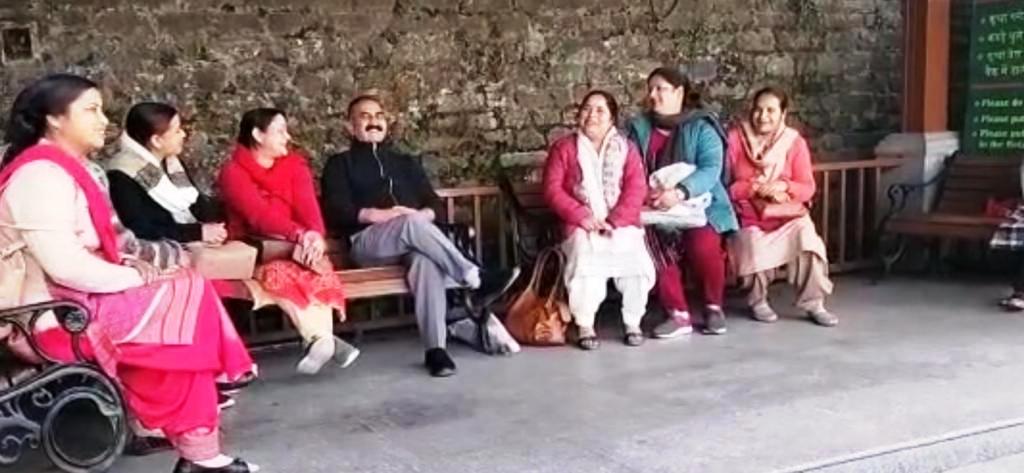 Himachal News: सीएम सुक्खू का जहां जन वहां मंच, सुबह सैर के दौरान सुनी महिलाओं की समस्या