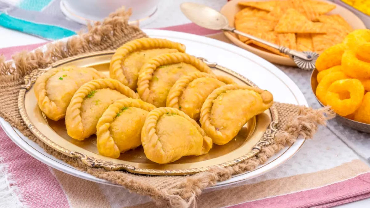 Side Effect Of Gujiya: होली पर सोच समझकर खाएं गुजिया, ज्यादा सेवन हो सकता है नुकसानदेह