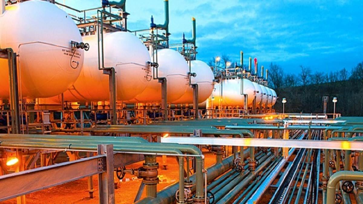 Natural Gas: गैस की बढ़ती कीमतों के बीच सरकार तय कर सकती है अधिकतम कीमत