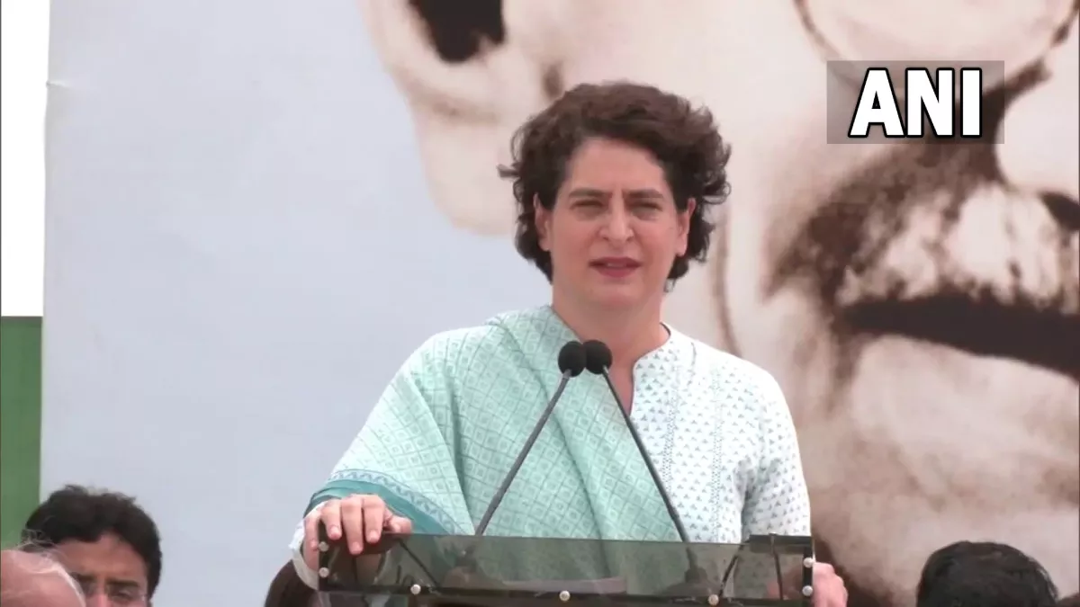 Priyanka gandhi: प्रियंका गांधी का केंद्र सरकार पर हमला, बोली- संसद में किया गया मेरी मां का अपमान