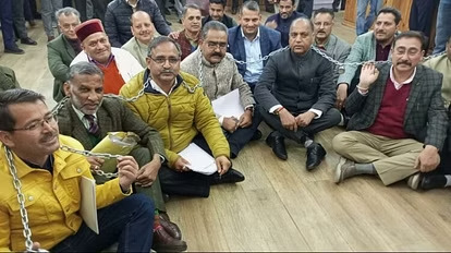 Himachal Budget Session 2023: सदन के बाहर दोनों पक्षों के बीच नारेबाजी,  विपक्ष का वॉकआउट