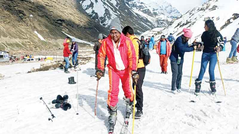 Himachal Tourism: हिमाचल में सात घंटे में 15 हजार लोग पहुंचे अटल टनल, देश-विदेश से आ रहे पर्यटक