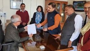 Himachal Politics: शिमला नगर निगम चुनाव को लेकर राजनीति तेज , कांग्रेस के विरूध फर्जी वोट को लेकर बीजेपी ने चुनाव आयोग को सौंपा ज्ञापन