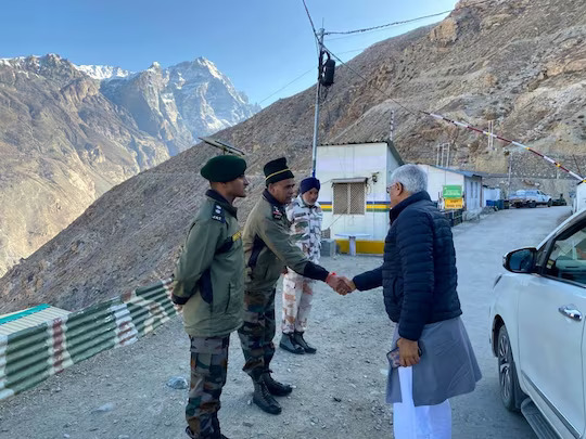 Indo china border in himachal: चाइना बॉर्डर पहुंचे केंद्रीय मंत्री शेखावत, बोले-दुश्मन हमारी एक इंच जमीन नहीं ले सकता