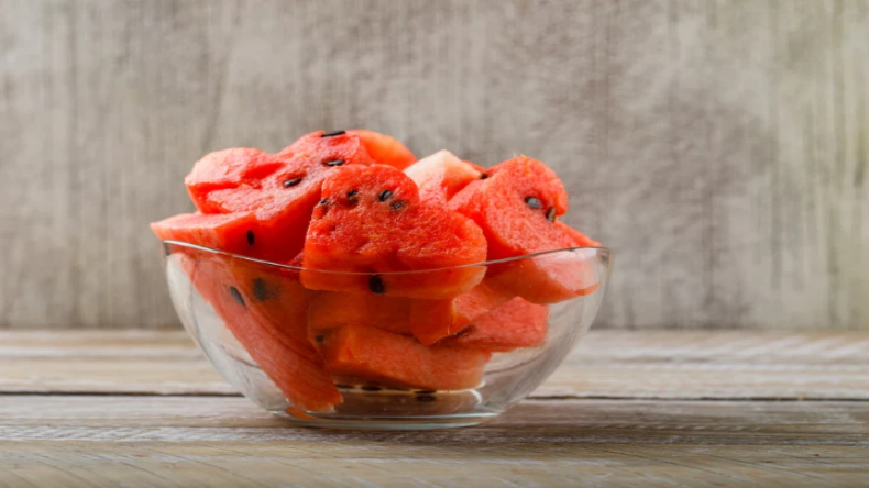 Watermelon: फ्रिज में न रखें तरबूज, जानिए इसके नुकसान