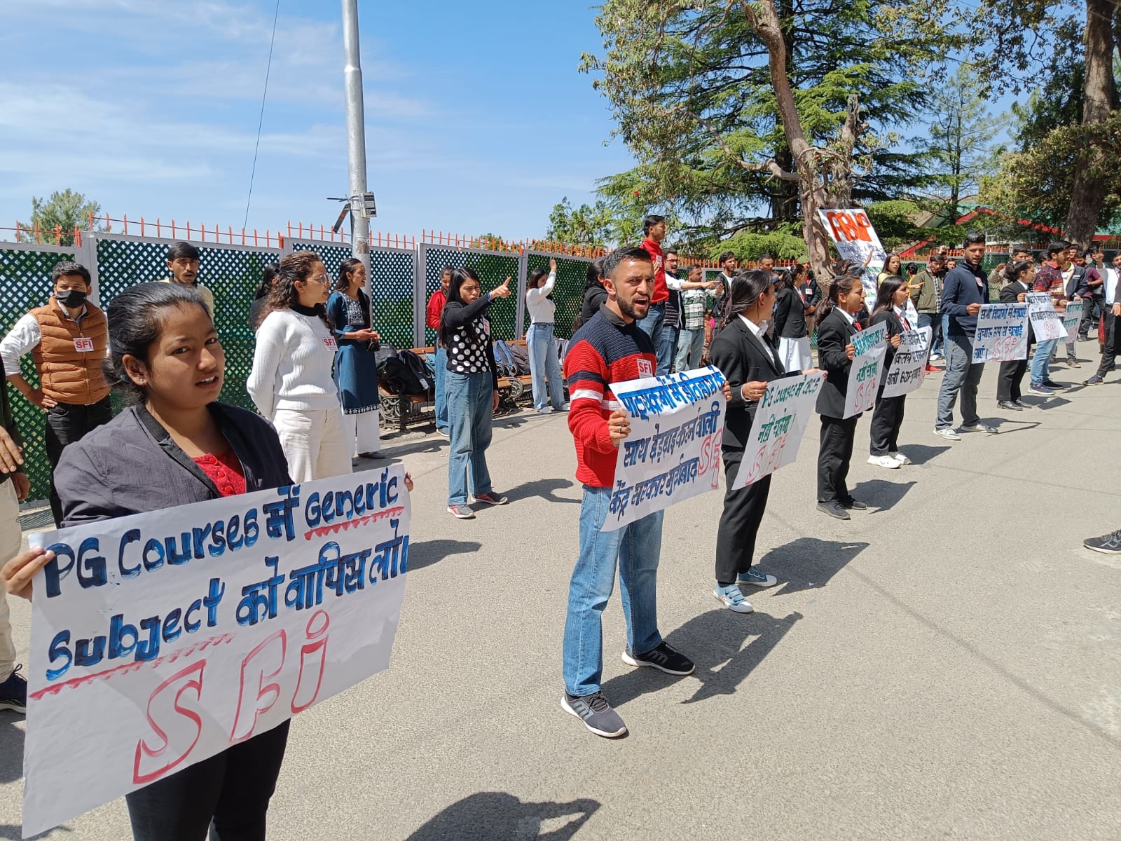 Himachal News: NCERT किताब में इतिहास के बदलाव पर हिमाचल विश्वविद्यालय प्रदर्शन, राजनीतिक एजेंडे में फिट RSS का प्रयास बताया