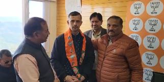 Himachal politics: प्रेस सचिव विकास थापटा ने ग्रहण की बीजेपी की सदस्यता