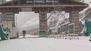 Himachal Weather: हिमाचल में 5 अप्रैल तक मौसम रहेगा खराब, अटल टनल के पास बर्फबारी से यातायात बाधित