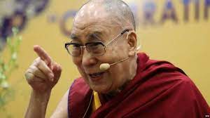 Dalai Lama: बच्चे के साथ वीडियों वायरल होने पर चीनी मीडिया के खिलाफ तिब्बती समुदाय ने निकाली विरोध रैली