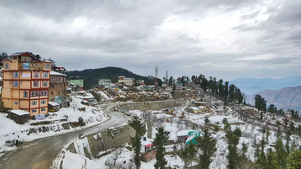 Himachal Weather: हिमाचल की ऊंची चोटियों पर हुई बर्फबारी, राजधानी शिमला समेत कई हिस्सों में बारिश