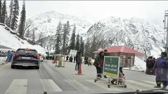 Himachal Weather: हिमाचल प्रदेश में दो दिन भारी बारिश और ओलावृष्टि की चेतावनी, कुछ हिस्सों में तेज हवा चलने से गिरे पेड़