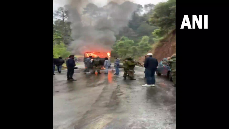 Army vehicle fire: पुंछ-जम्मू राष्ट्रीय राजमार्ग पर सेना के वाहन में लगी आग, चार जवानों के शहीद होने की आशंका